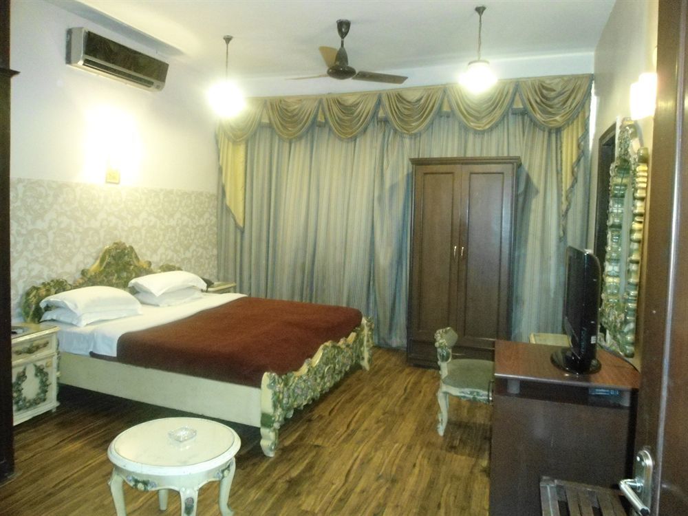 Collection O Hamilton Hotel Yeni Delhi Dış mekan fotoğraf