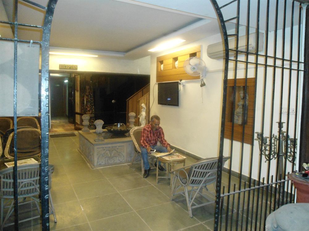 Collection O Hamilton Hotel Yeni Delhi Dış mekan fotoğraf